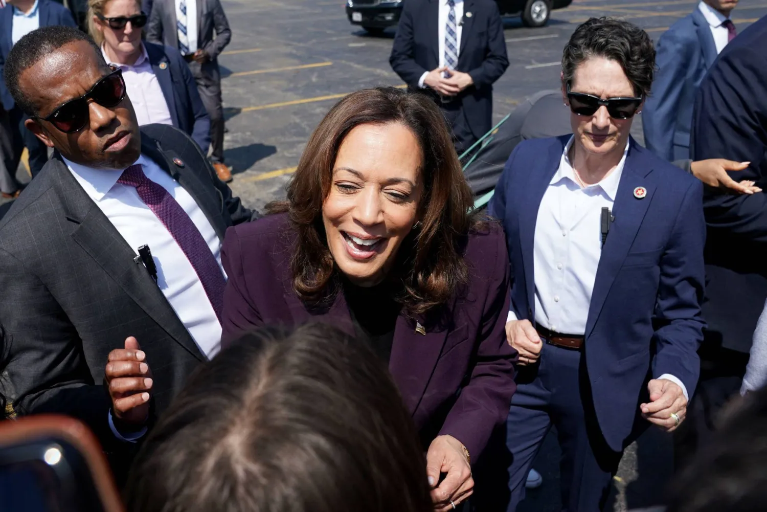 مرشحة الحزب الديمقراطي كامالا هاريس تحيي أنصارها في إلينوي يوم 23 أغسطس (أ.ف.ب)