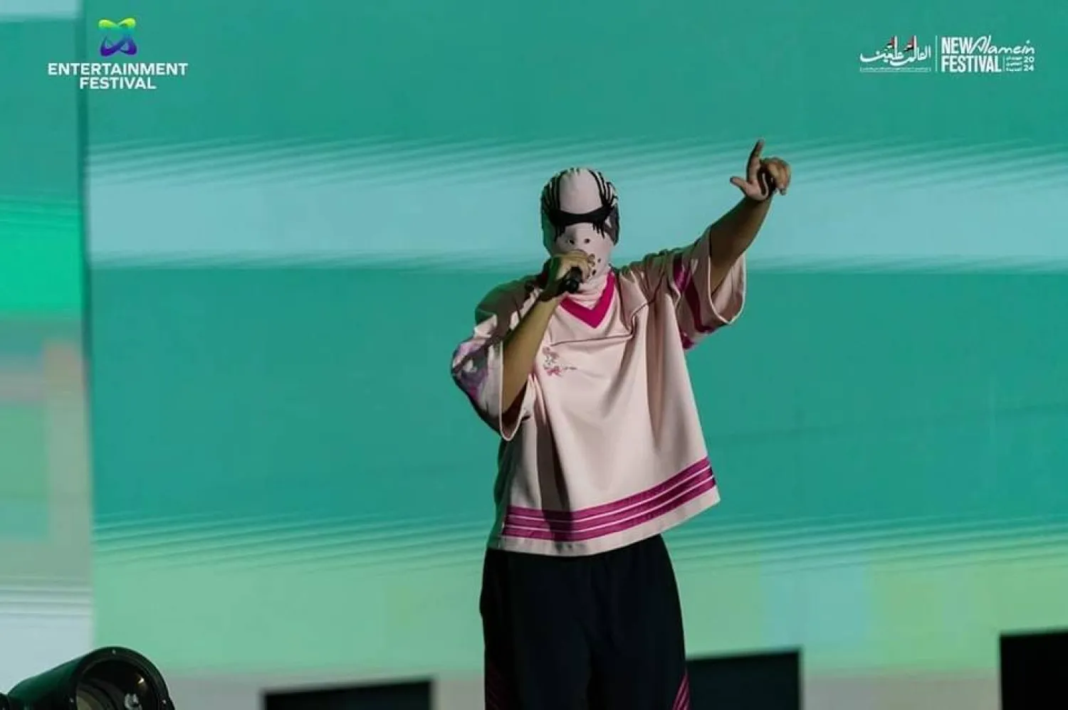 توو ليت أثار الجدل بظهوره «المقنع» (مهرجان العلمين)