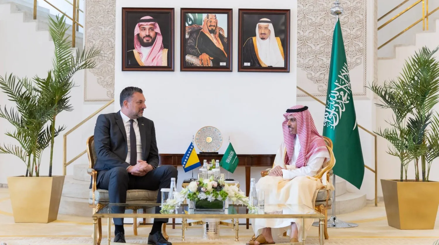 Prens Faysal bin Ferhan, Elmedin Konakoviç ile Suudi Dışişleri Bakanlığı'nın Riyad'daki genel merkezinde  (SPA)