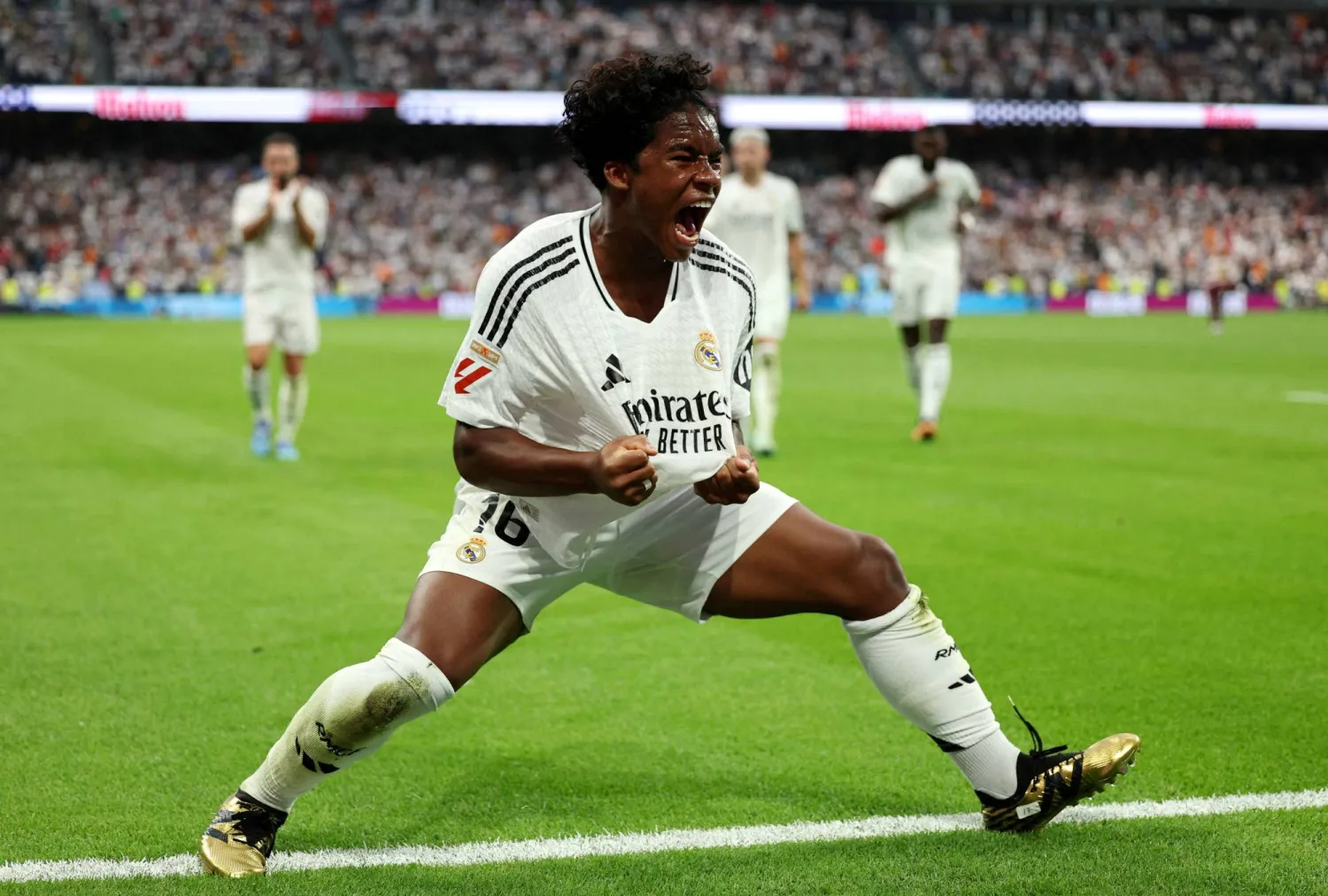 فرحة غامرة من نجم الريال البرازيلي إندريك عقب تسجيله الهدف الثالث في مرمى بلد الوليد بالدوري الإسباني (رويترز)