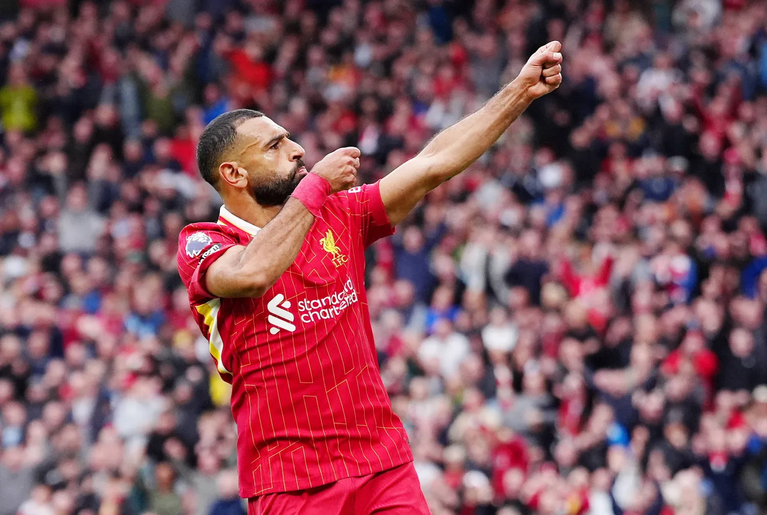 فرحة نجم ليفربول المصري محمد صلاح عقب تسجيله الهدف الثاني في مرمى برينتفورد (د.ب.أ)