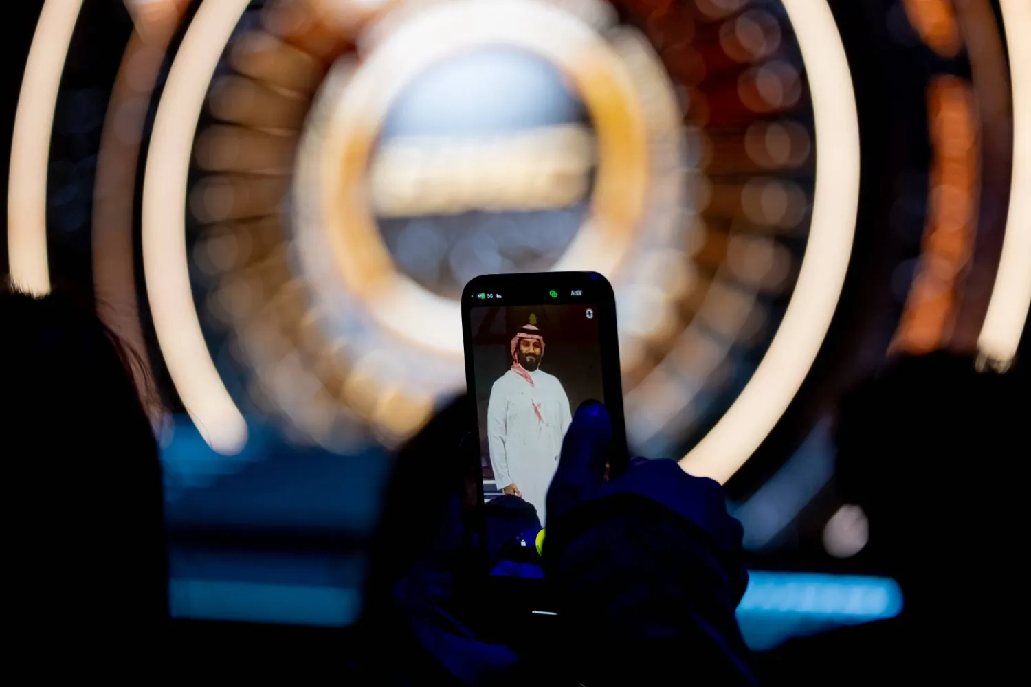 أحد الحضور يلتقط صورة للأمير محمد بن سلمان قبل لحظات من مراسم التتويج (وزارة الرياضة)