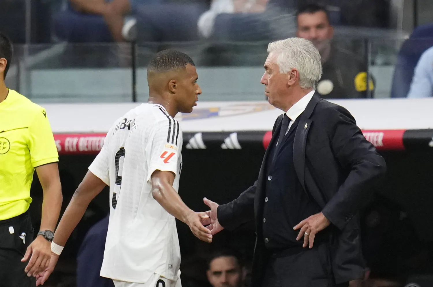 أنشيلوتي يصافح مبابي لدى تبديله مع إندريك في الدقائق الأخيرة لمواجهة بلد الوليد (أ.ب)