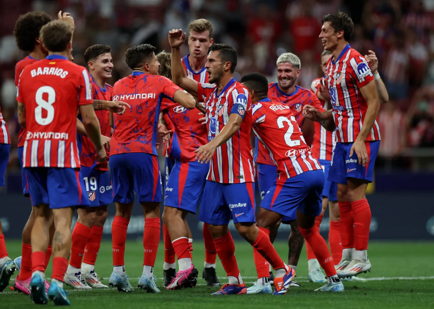 فرحة لاعبي أتليتيكو مدريد بالهدف الثاني (رويترز)