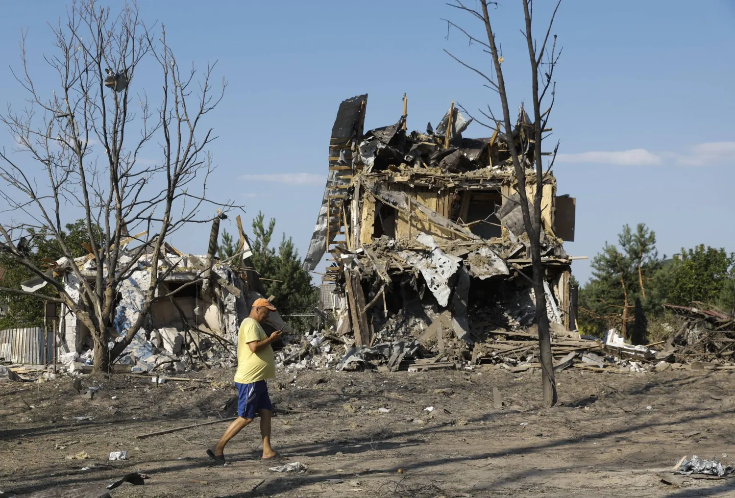 A local views the destruction following a Russian missile strike in a village outside of Kyiv, 18 August 2024 amid the Russian invasion. EPA/SERGEY DOLZHENKO 60404