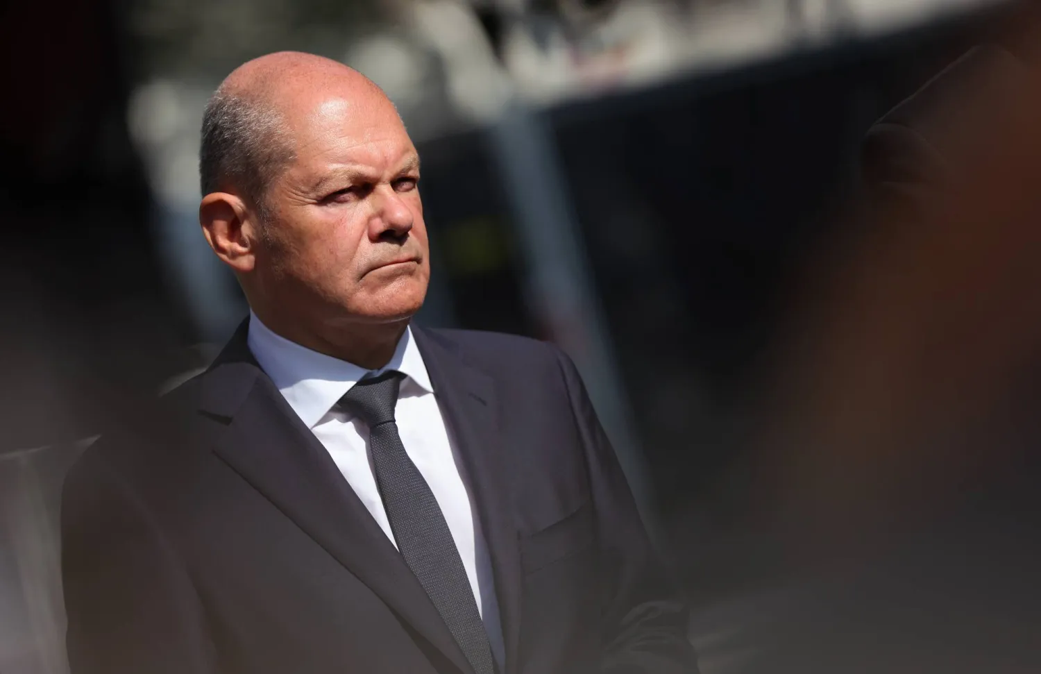 المستشار الألماني أولاف شولتز بمسرح الجريمة في زولينغن بألمانيا يوم 26 أغسطس 2024 (إ.ب.أ)