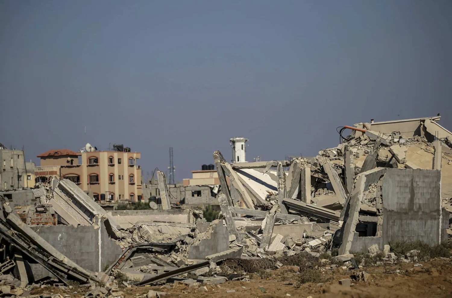 منطقة مدمرة خلال العملية العسكرية الإسرائيلية في دير البلح، وسط قطاع غزة، 25 أغسطس 2024 (إ.ب.أ)