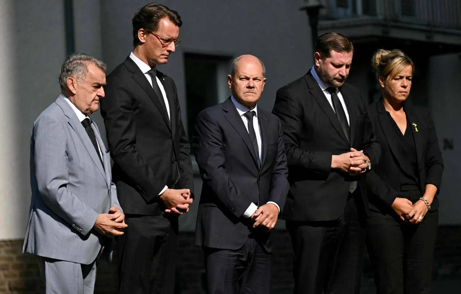 شولتس في مكان وقوع حادث الطعن بمدينة زولينغن (أ.ف.ب)