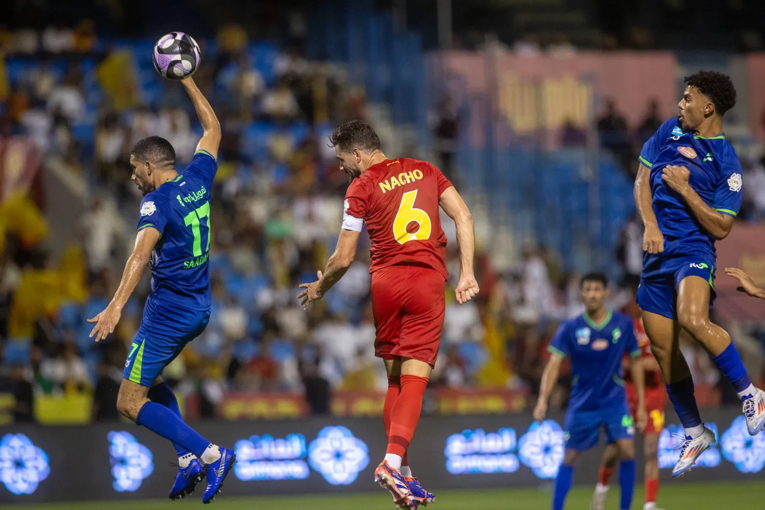 بعض الأندية اشتكت من حجم الأرقام على قمصان اللاعبين (تصوير: عيسى الدبيسي)