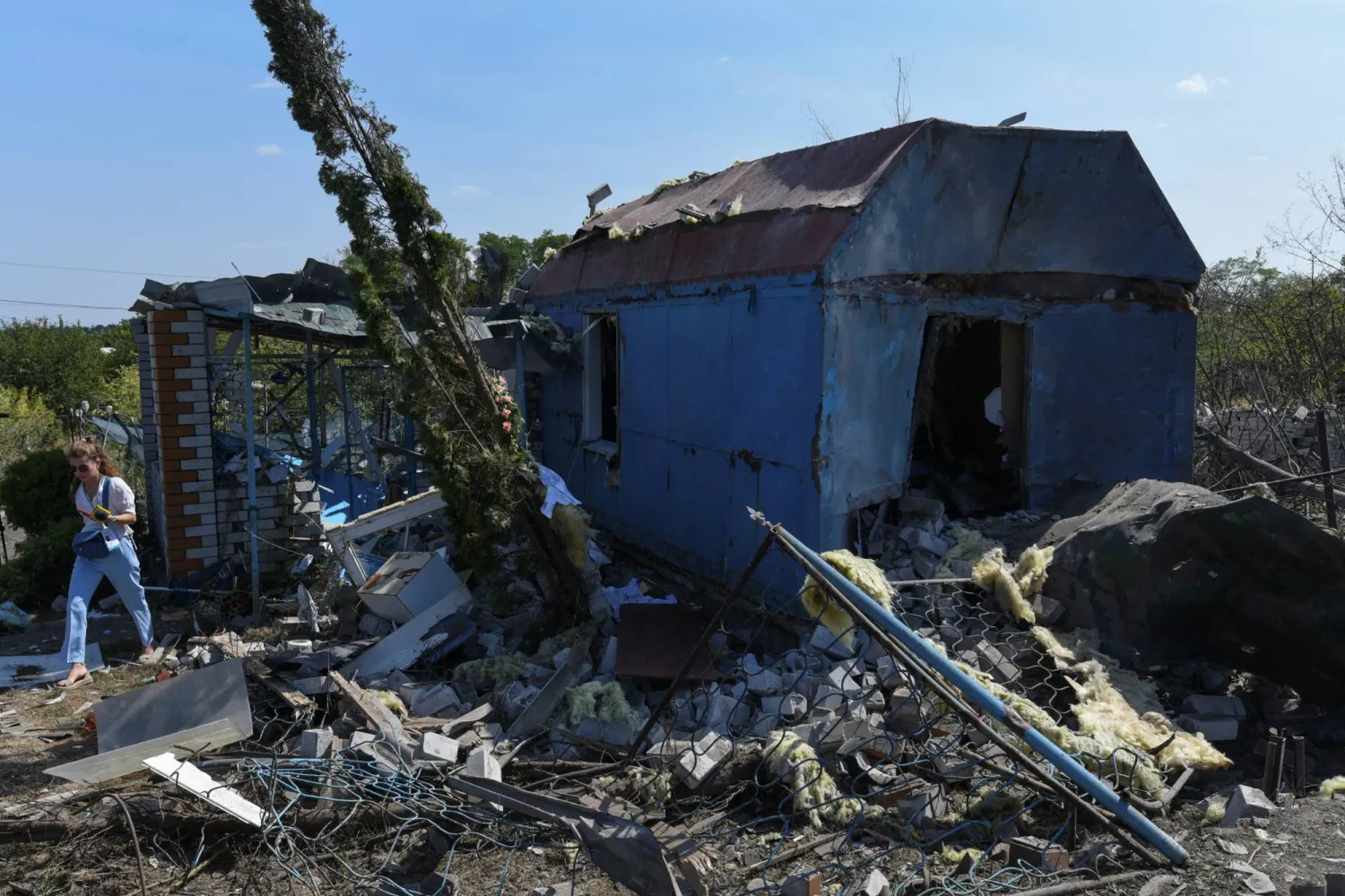 جانب من الدمار جراء الغارات الروسية على مدينة دنيبرو الأوكرانية اليوم (رويترز)