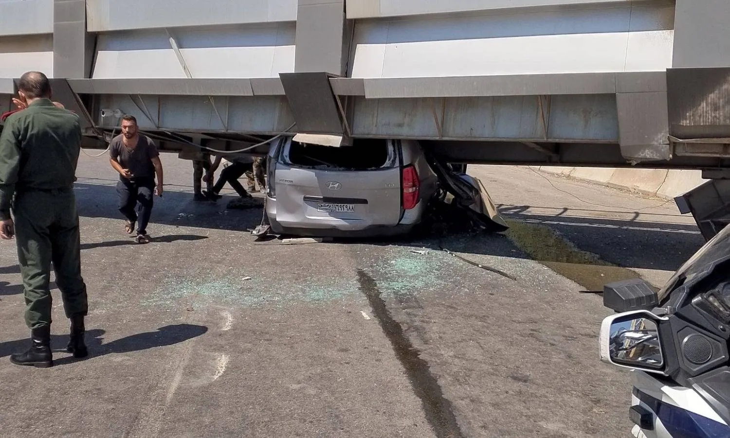 سقوط جسر للمشاة في دمشق فوق سيارة «فان» لنقل الركاب (سانا)