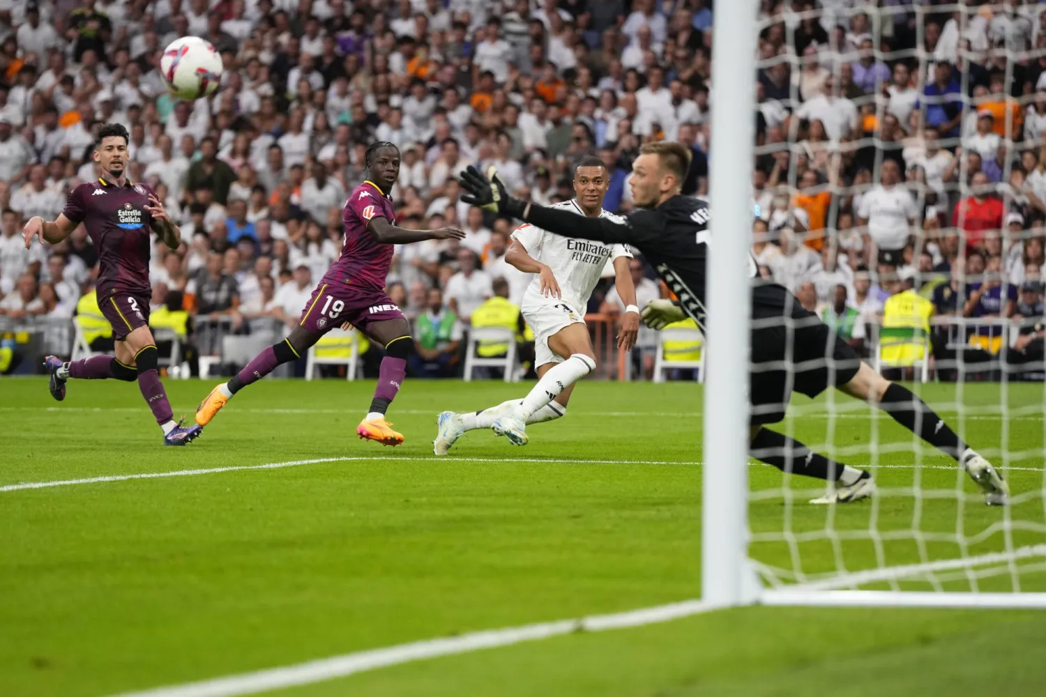 مبابي ما زال صائماً عن التهديف مع الريال ويهدر الفرص (أ.ب)