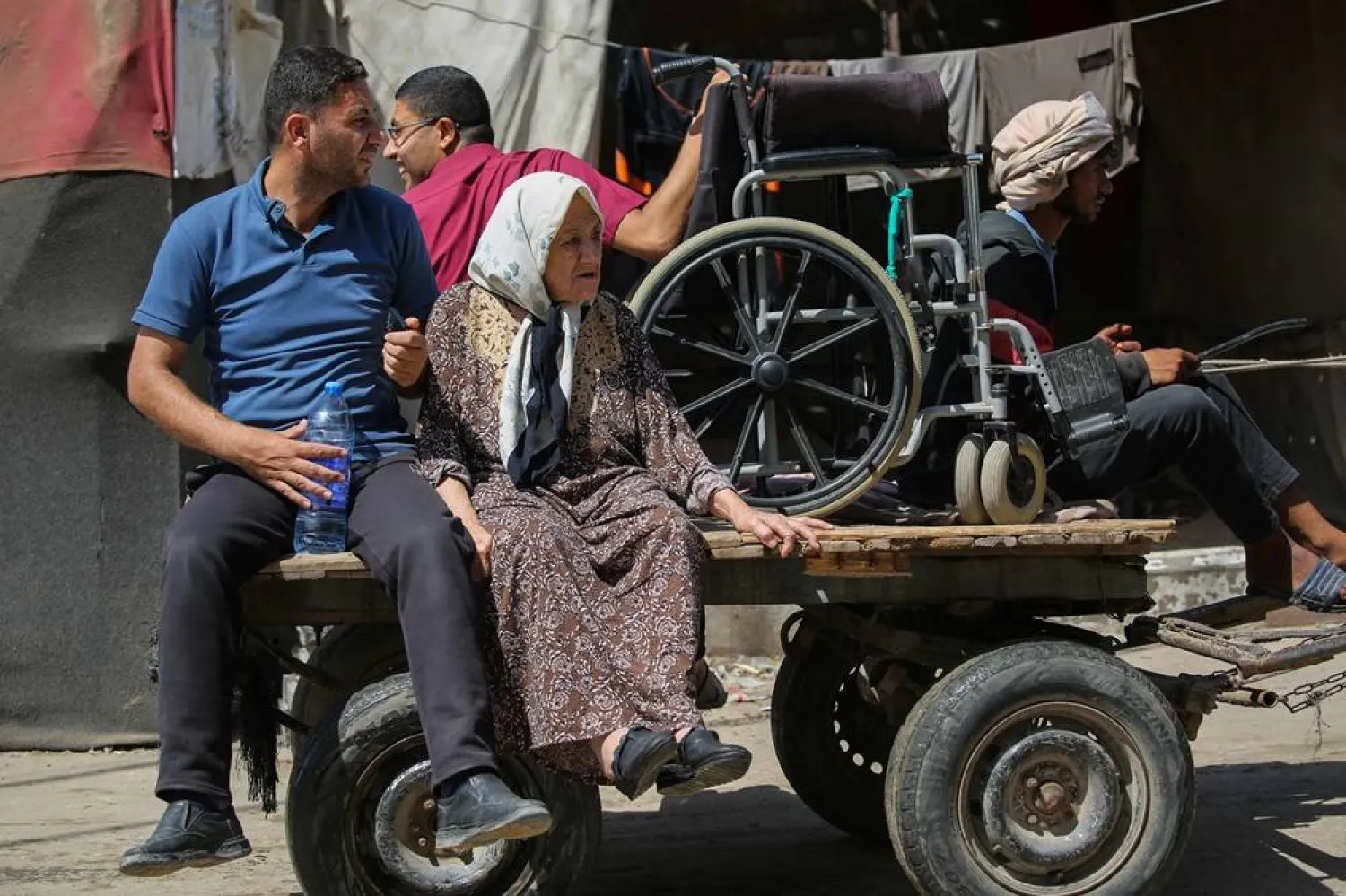  Displaced Palestinians leave the perimeter of the Al-Aqsa Martyrs Hospital in Deir al-Balah in the central Gaza Strip following renewed Israeli evacuation orders for the area on August 26, 2024, amid the ongoing conflict between Israel and the Palestinian Hamas movement. (AFP)
