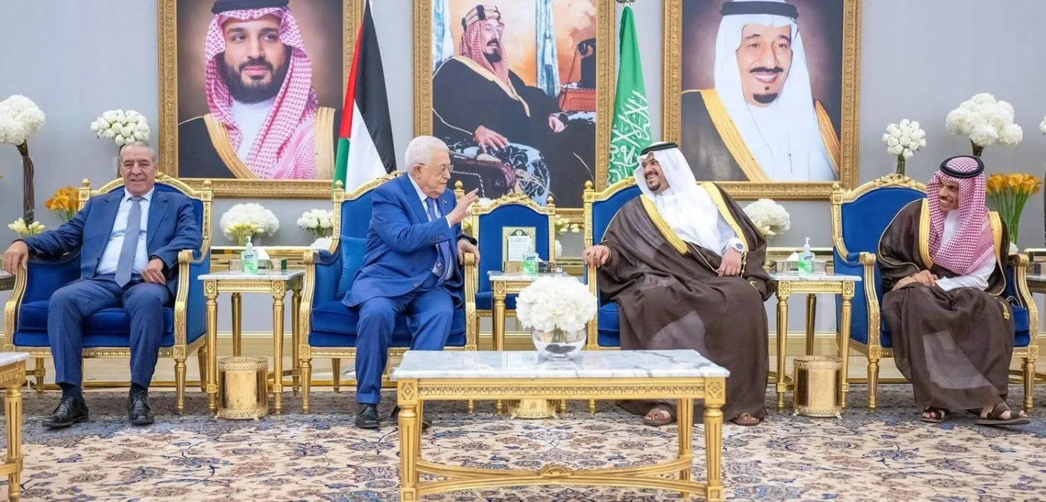 الرئيس الفلسطيني متحدثاً مع نائب أمير منطقة الرياض ووزير الخارجية في صالة التشريفات بمطار الملك خالد الدولي (واس)