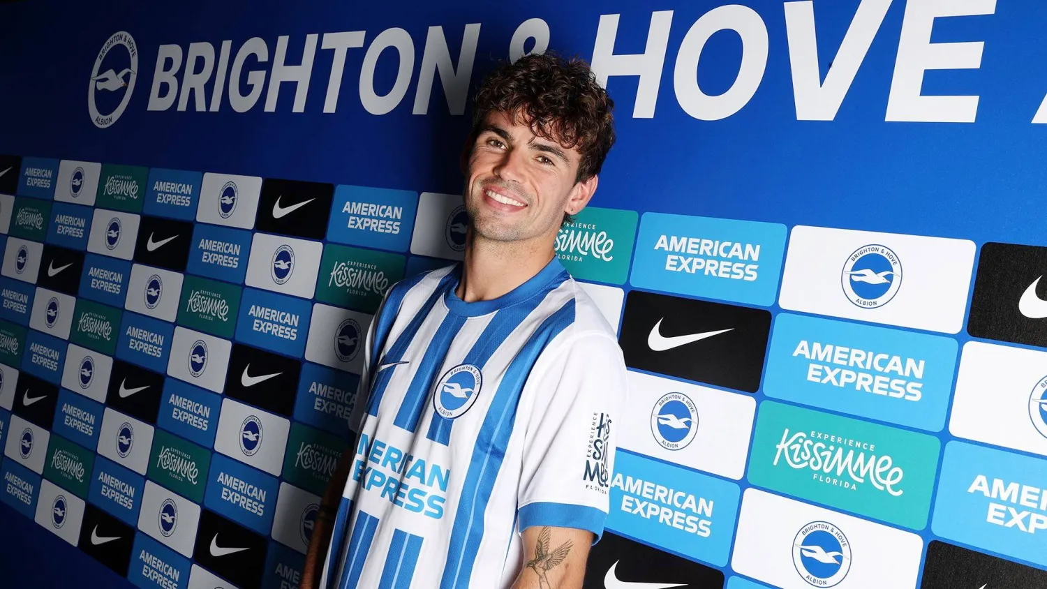 مات أوريلي عقب توقيعه مع نادي برايتون الإنجليزي (الشرق الأوسط)