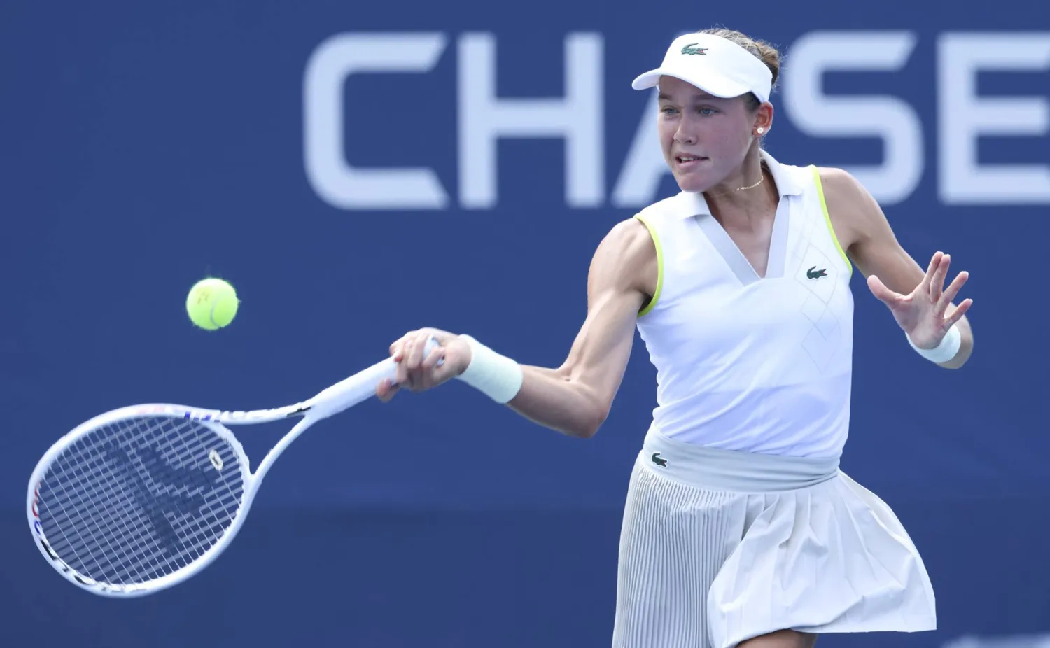 الروسية إريكا أندريفا خلال مواجهتها أمام الصينية يو يوان بدورة «فلاشينغ ميدوز» للتنس (إ.ب.أ)