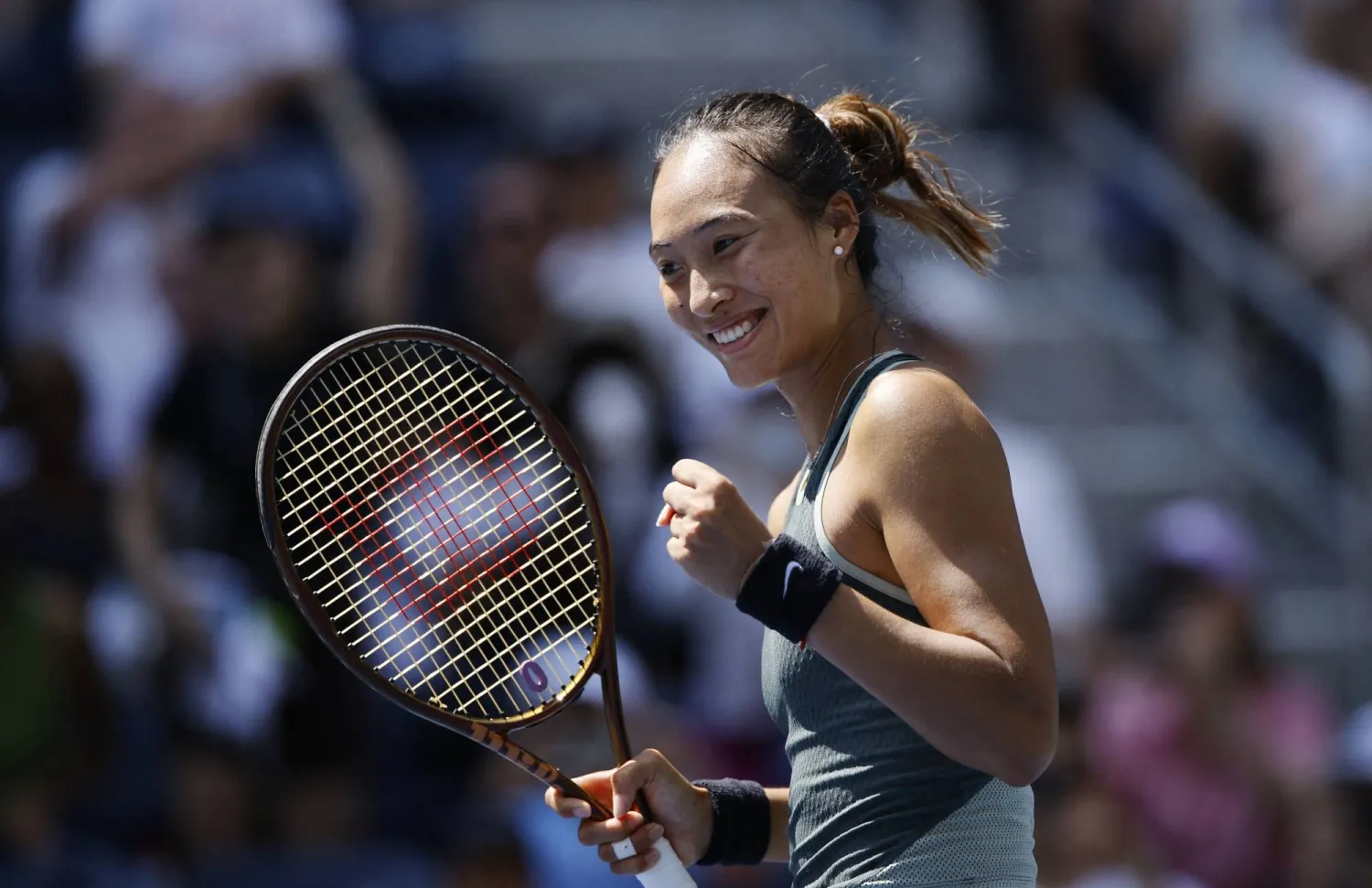 فرحة الصينية تشينغ قينوين عقب فوزها على الأميركية أماندا أنيسيموفا (رويترز) 