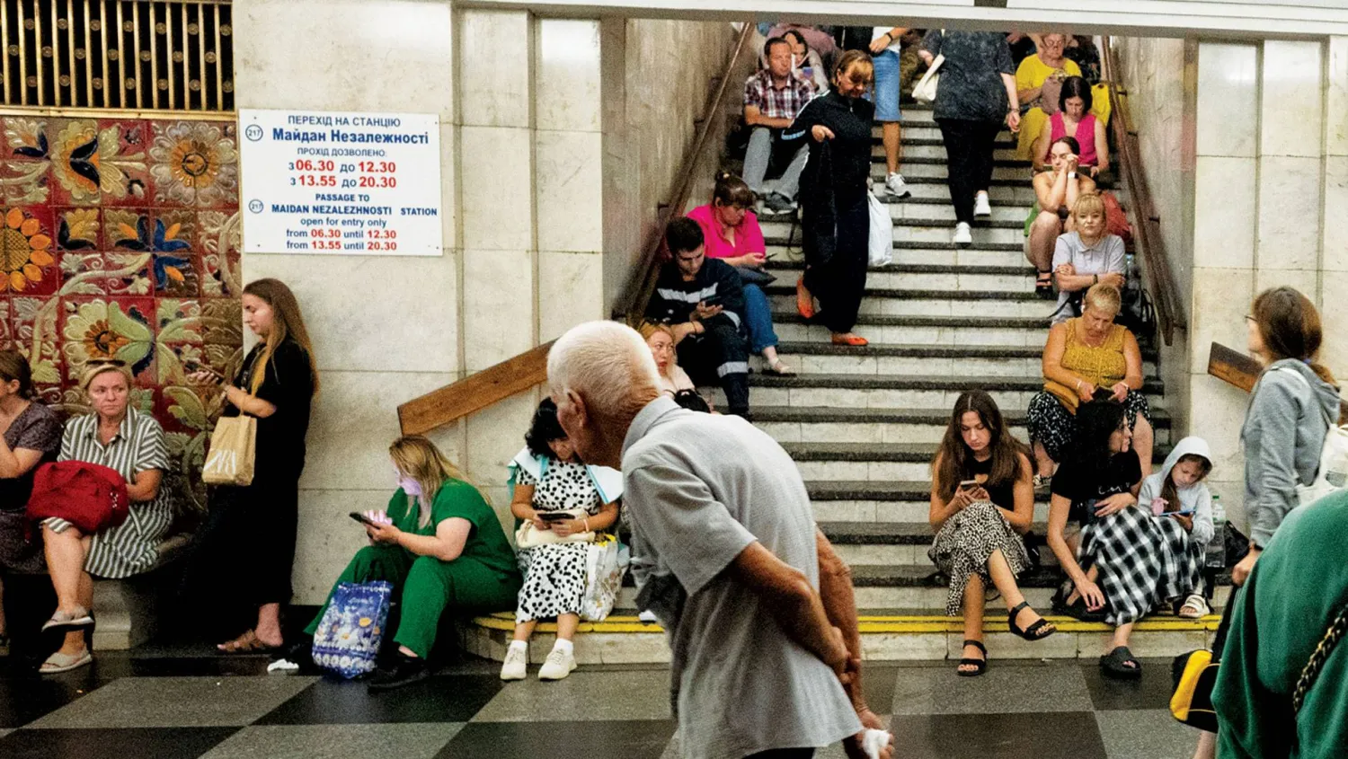  أوكرانيون يحتمون بأنفاق المترو في كييف من الهجمات الروسية أمس (إ.ب.أ)
