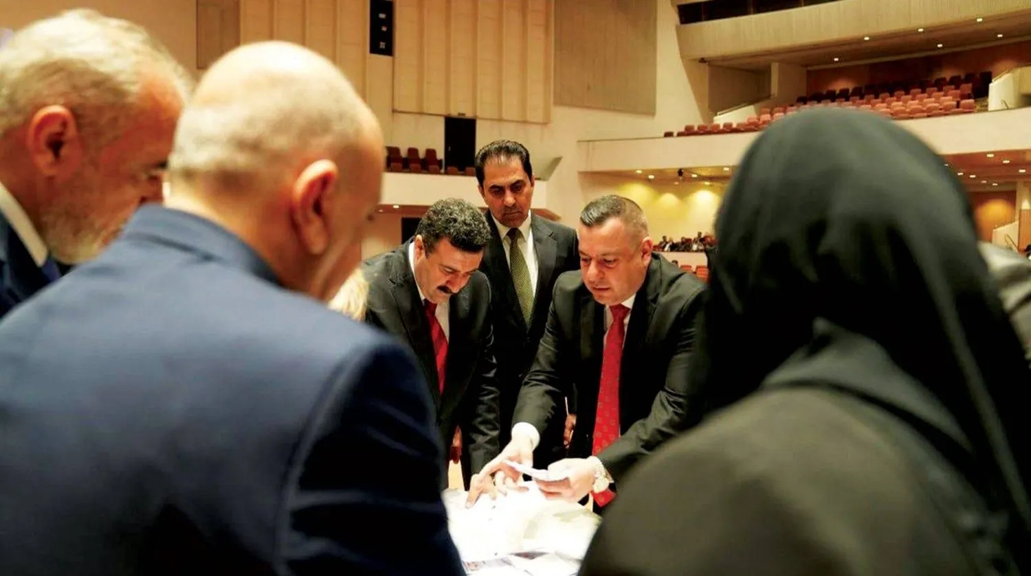 Irak’ta geçtiğimiz mayıs ayında yeni meclis başkanı için yapılan oylamada sayım yapan milletvekilleri (Irak Meclisi Basın Ofisi)