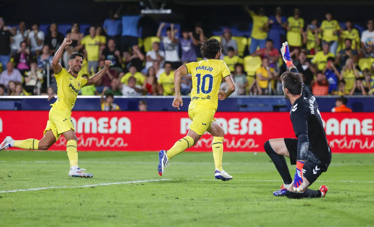 دانيال باريخو (وسط) ينطلق فرحاً بهدف الفوز لفريقه فياريال أمام سيلتا فيغو (إ.ب.أ)