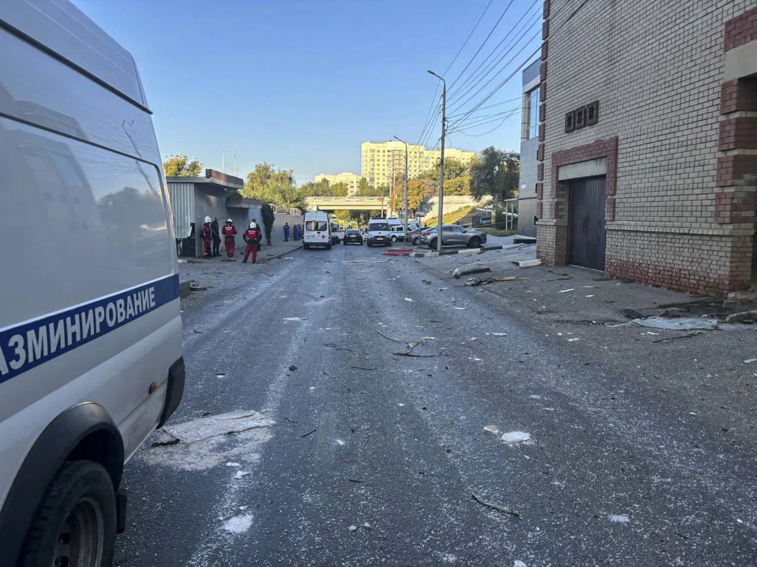 مشاهد الدمار في ساراتوف بعدما اعترضت روسيا 20 مسيرة أوكرانية في مناطق ساراتوف وكورسك وبيلغورود وبريانسك وتولا وأوريل وريازان أمس (إ.ب.أ)