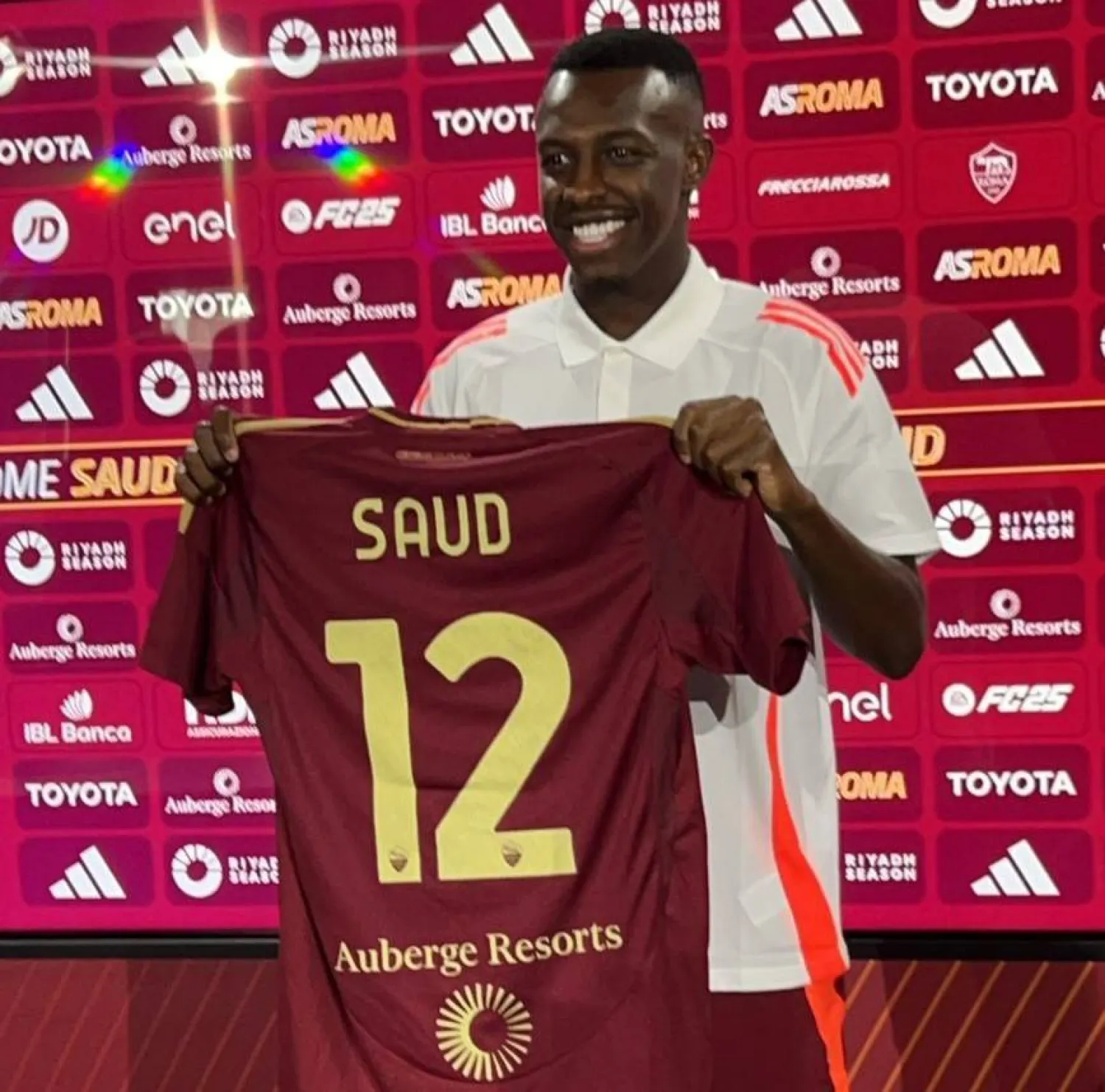 سعود عبد الحميد خلال تقديمه لاعباً لنادي روما الإيطالي (الشرق الأوسط)