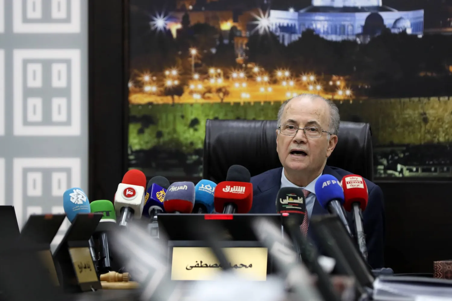 رئيس الوزراء الفلسطيني محمد مصطفى في رام الله (د.ب.أ)