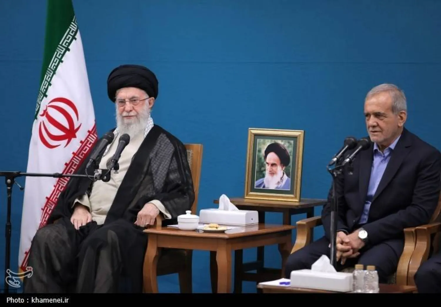 خامنئي وبزشكيان (وكالة تسنيم)