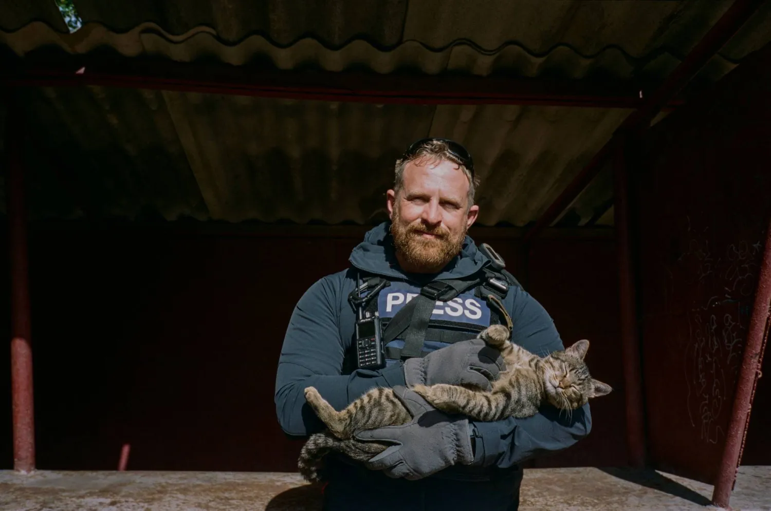 مستشار السلامة في «رويترز» رايان إيفانز في نيويورك بمنطقة دونيتسك بأوكرانيا في 8 سبتمبر 2022 (رويترز)