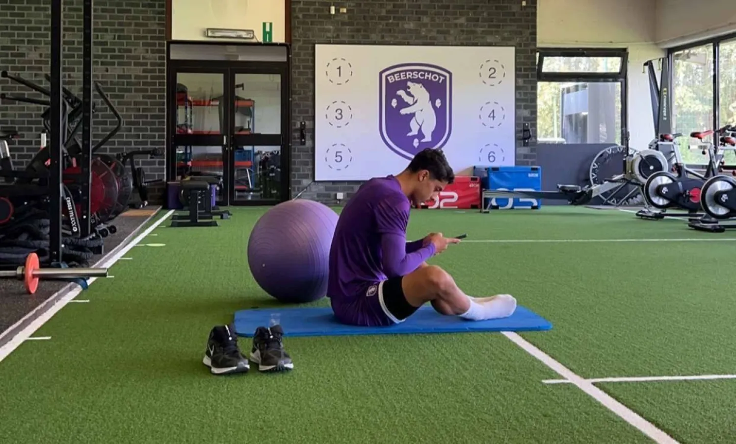 فيصل الغامدي مرتدياً قميص نادي بيرشكوت البلجيكي (الشرق الأوسط)