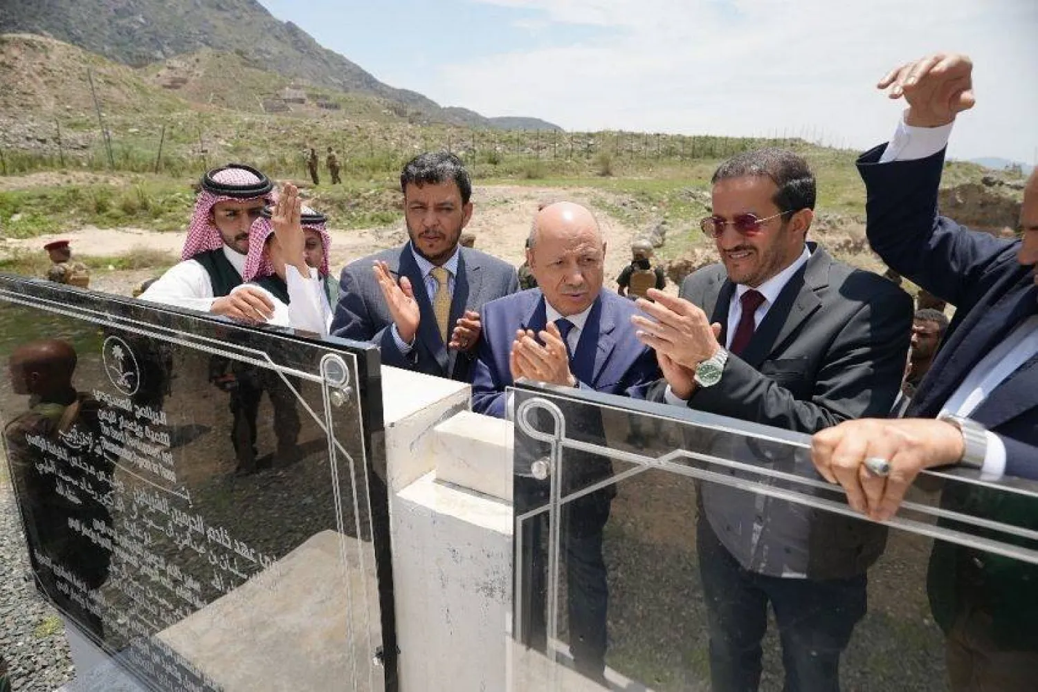 العليمي مفتتحاً أحد المشاريع في تعز (سبأ)