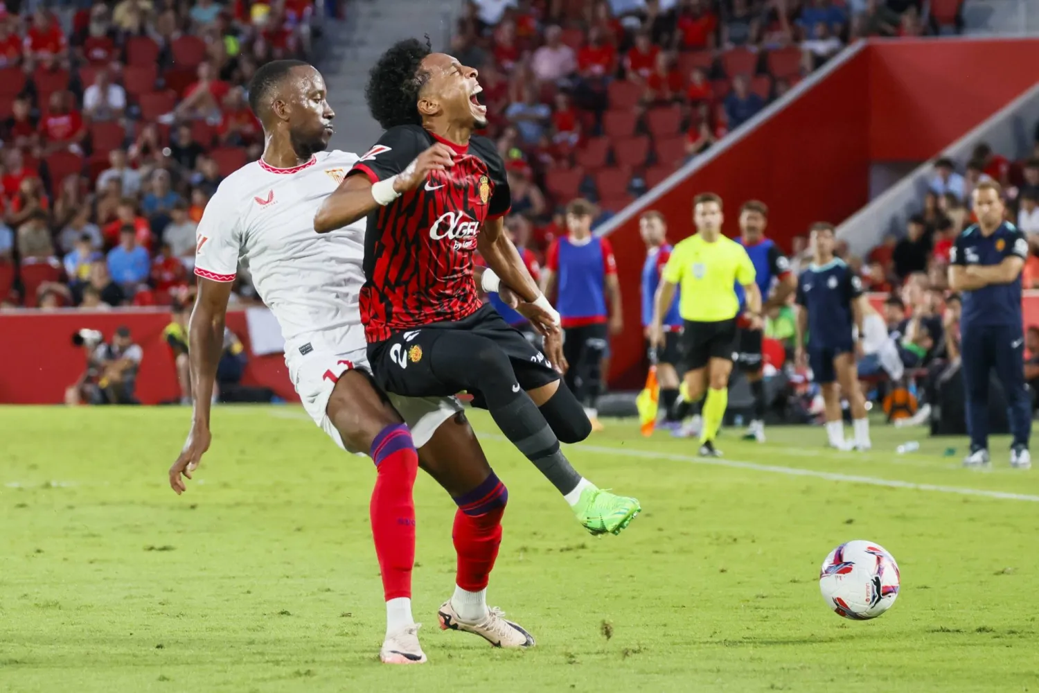 جانب من مواجهة مايوركا وإشبيلية ضمن منافسات الدوري الإسباني (إ.ب.أ)