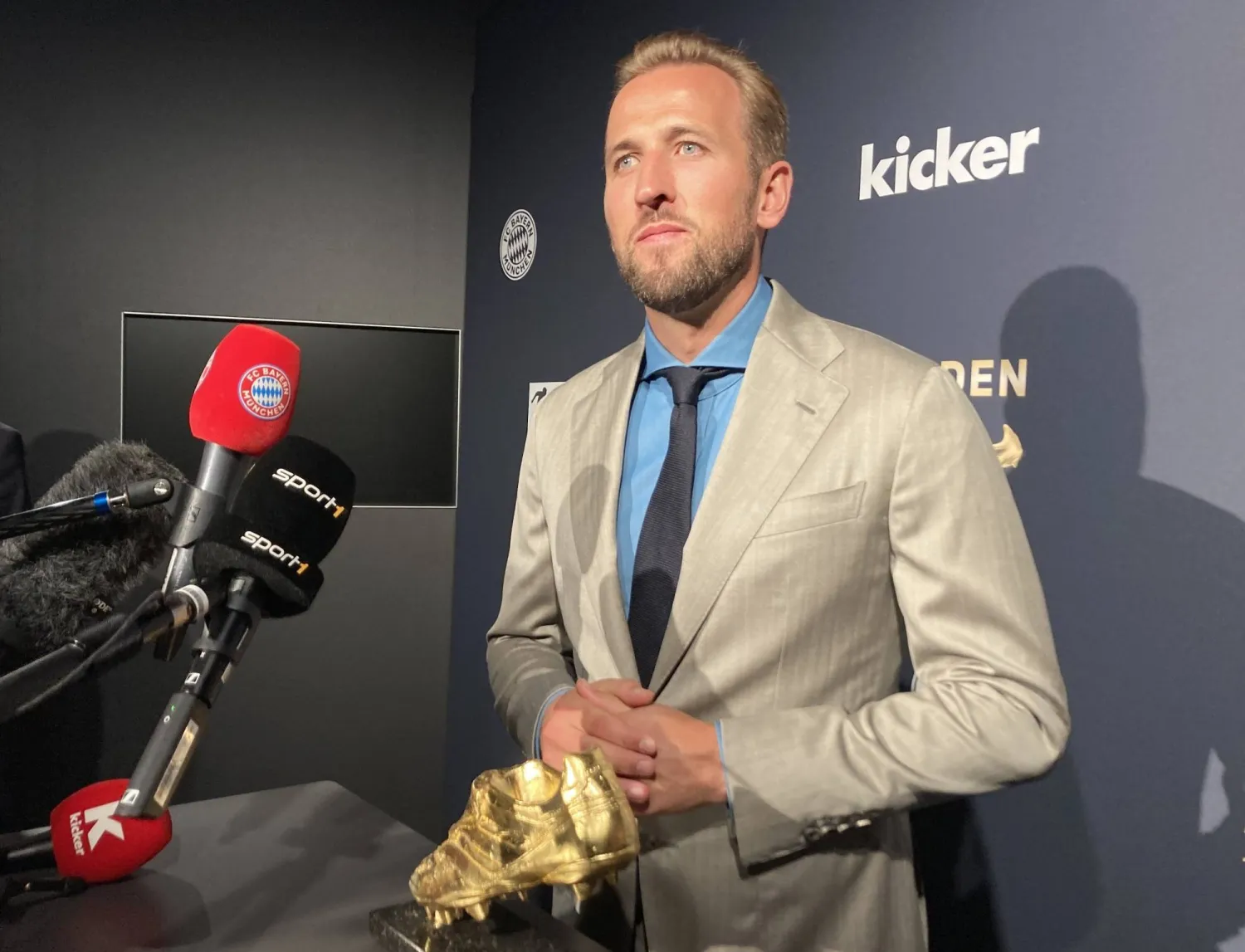 هاري كين يتحدث للصحافة بعد فوزه بالحذاء الذهبي (د.ب.أ)