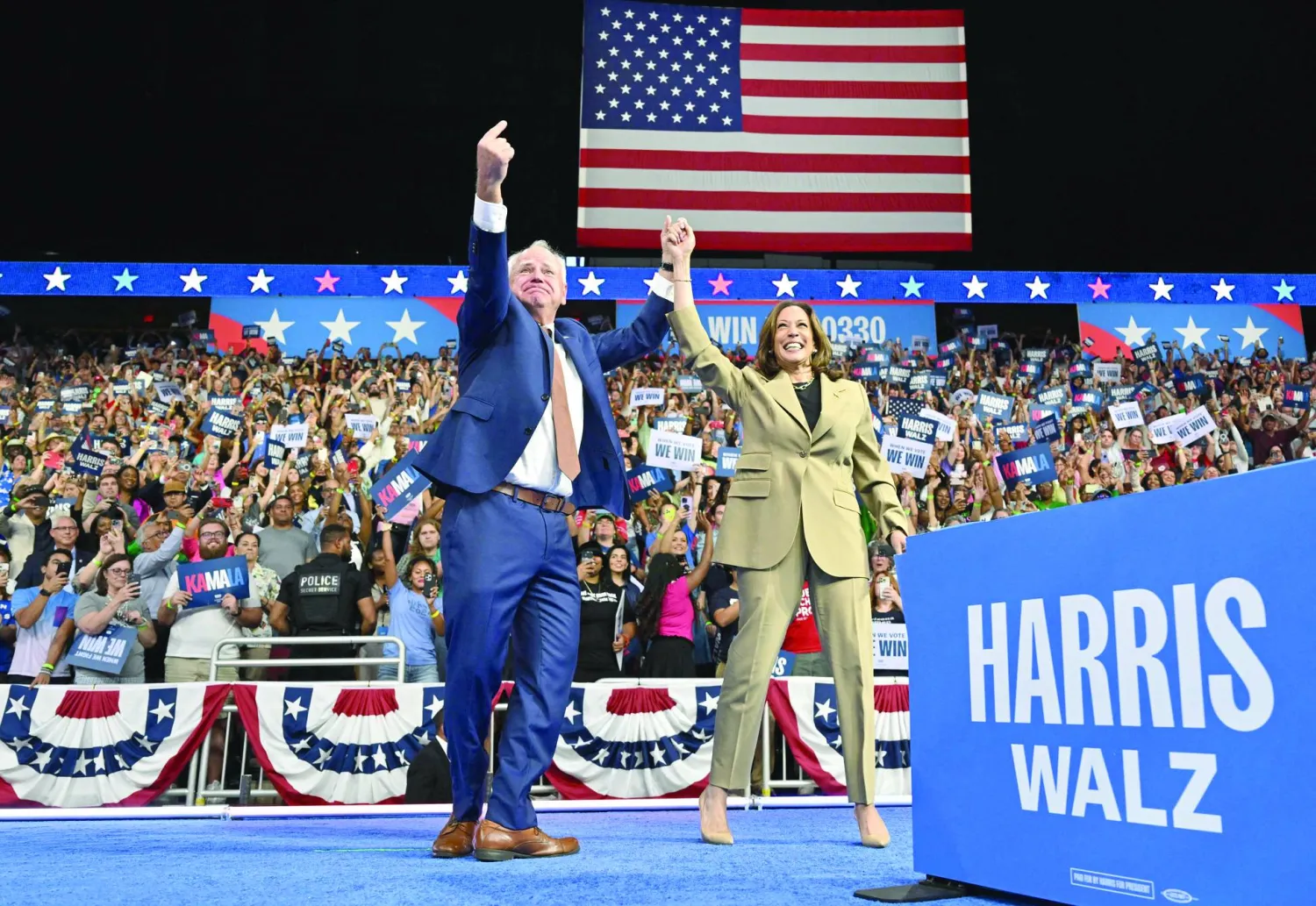 كامالا هاريس وتيم والز في أريزونا (أ.ف.ب)