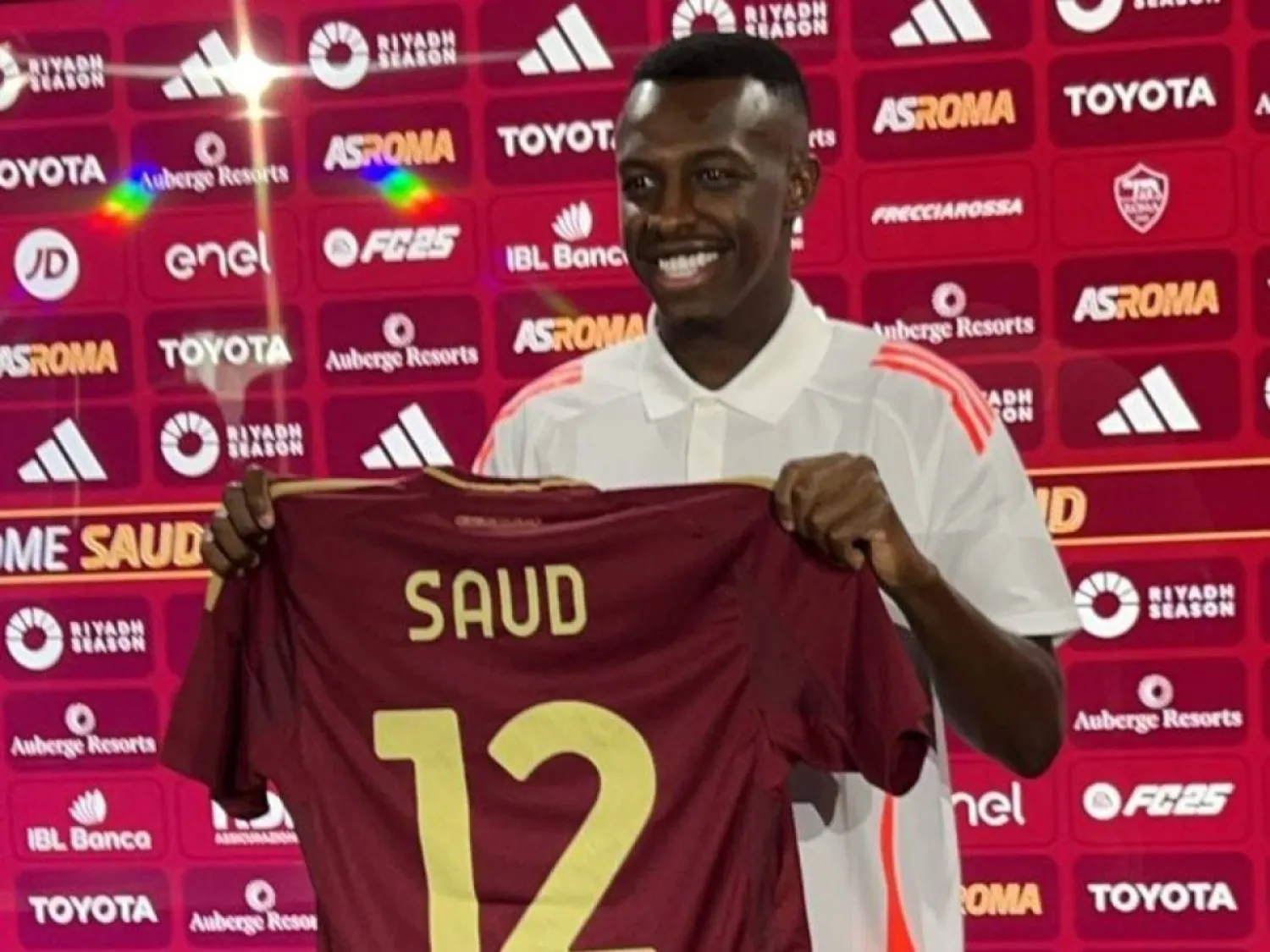 سعود عبد الحميد خلال حفل تقديمه في ملعب نادي روما (الشرق الأوسط)