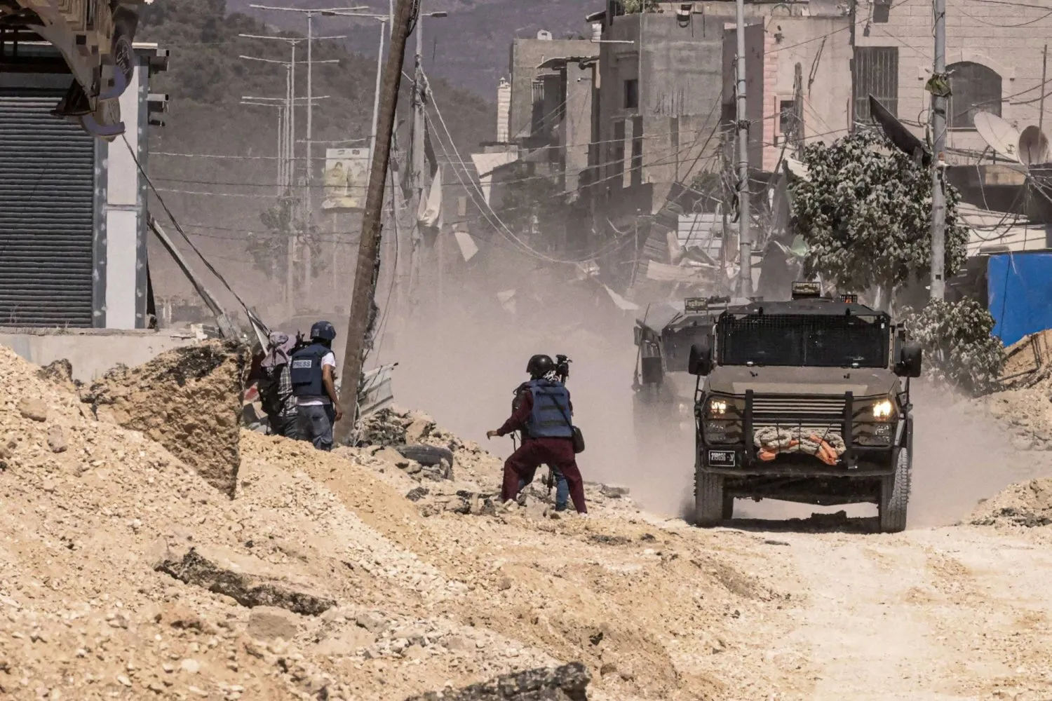 Batı Şeria'daki Nur Şems Mülteci Kampı’na yapılan baskın sırasında bir İsrail askeri aracı (AFP)