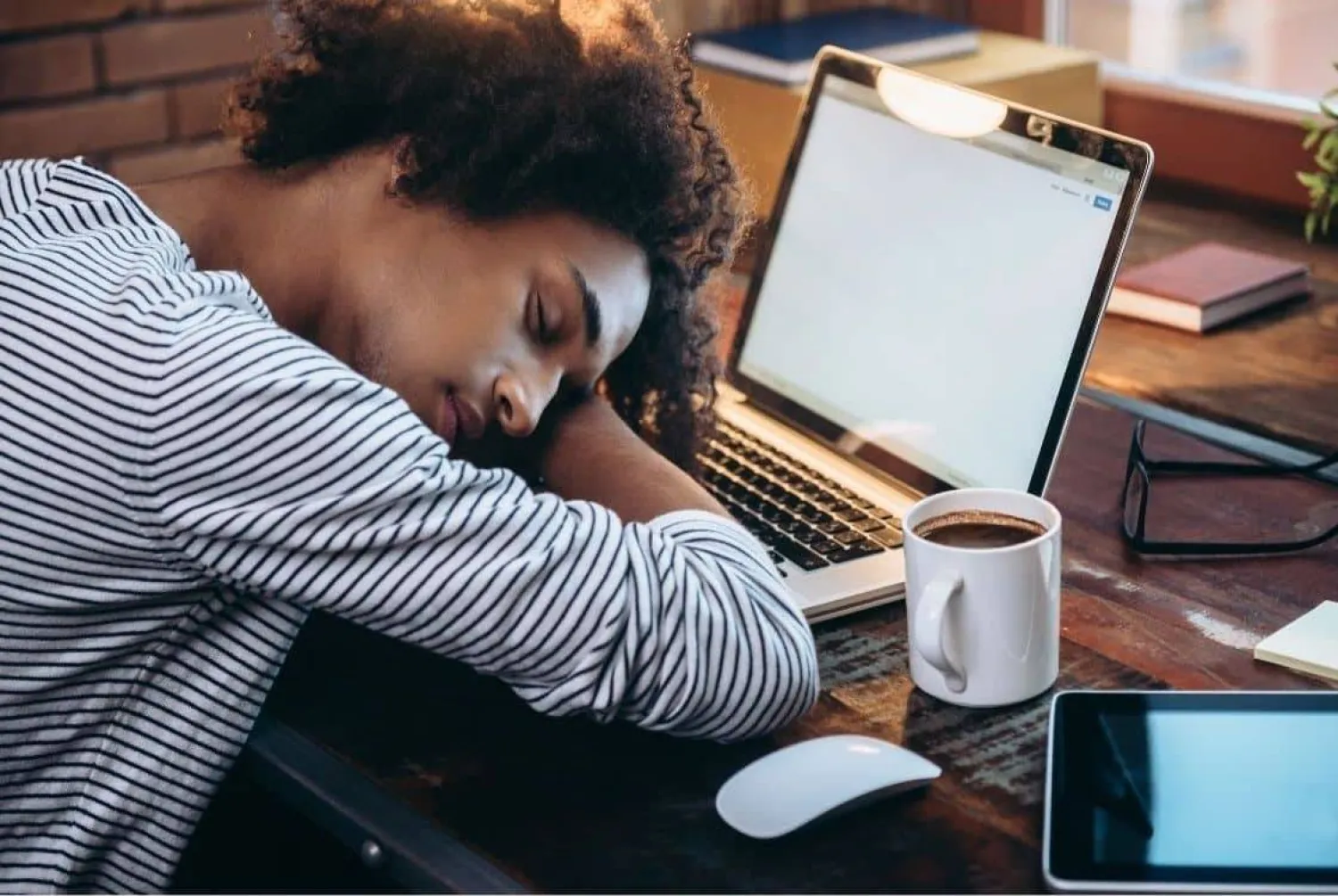 يلجأ البعض للكافيين أو للنزهة القصيرة للتغلب على الرغبة في القيلولة خلال يوم العمل (موقع «هيلث إمبلوي»)