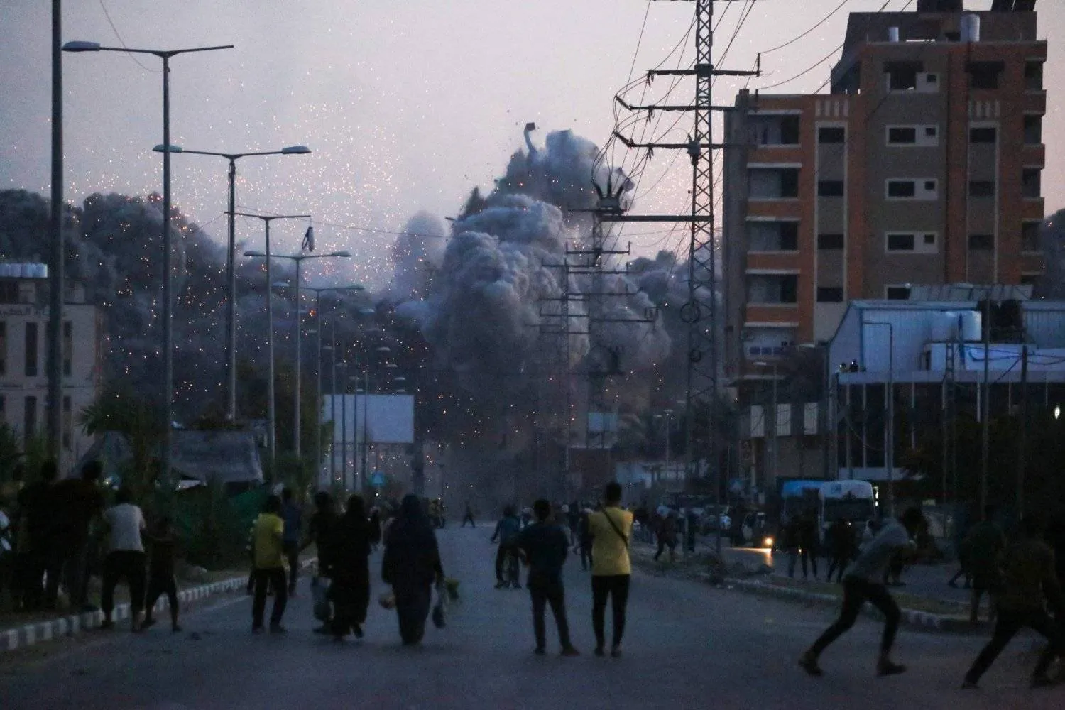 دخان يتصاعد من دير البلح في قطاع غزة بعد قصف إسرائيلي (أ.ف.ب)