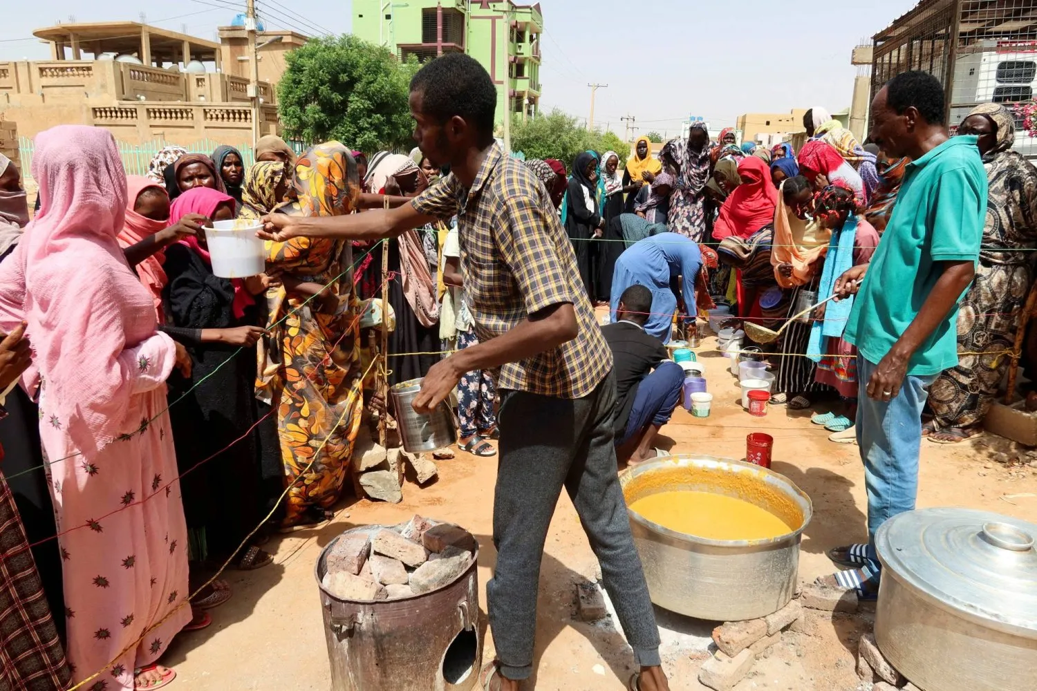 Sudan'ın Omdurman kentinde bir mahallede yiyecek dağıtan gönüllüler (Arşiv - Reuters)
