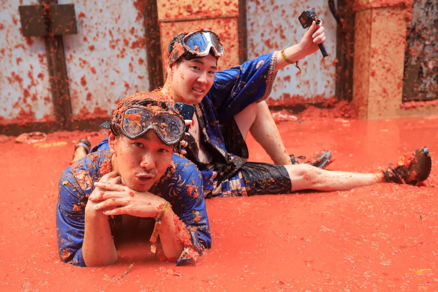 شابان يشاركان بمهرجان «لا توماتينا» في بونول الإسبانية (رويترز)