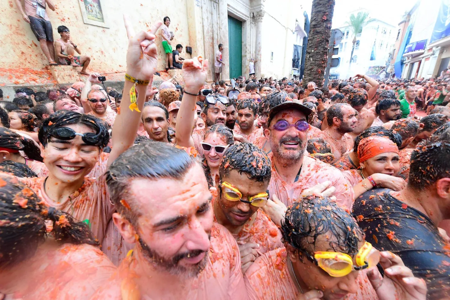 مشاركون بمعركة الطعام السنوية يحتفلون في بونول بشرق إسبانيا (أ.ف.ب)