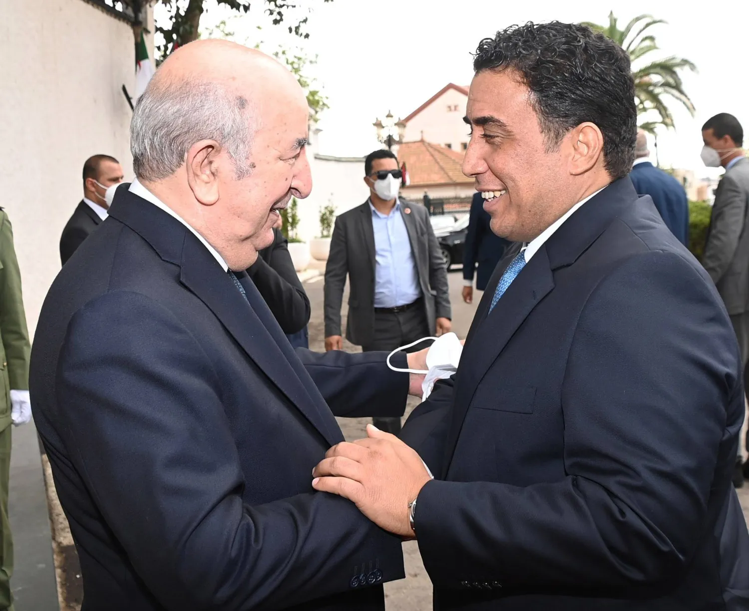 الرئيس الجزائري في لقاء سابق مع رئيس المجلس الرئاسي الليبي محمد المنفي (أرشيفية - الرئاسة الجزائرية)