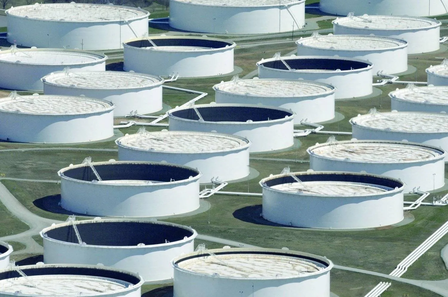 صهاريج نفط في كاشينغ بولاية أوكلاهوما الأميركية (رويترز)