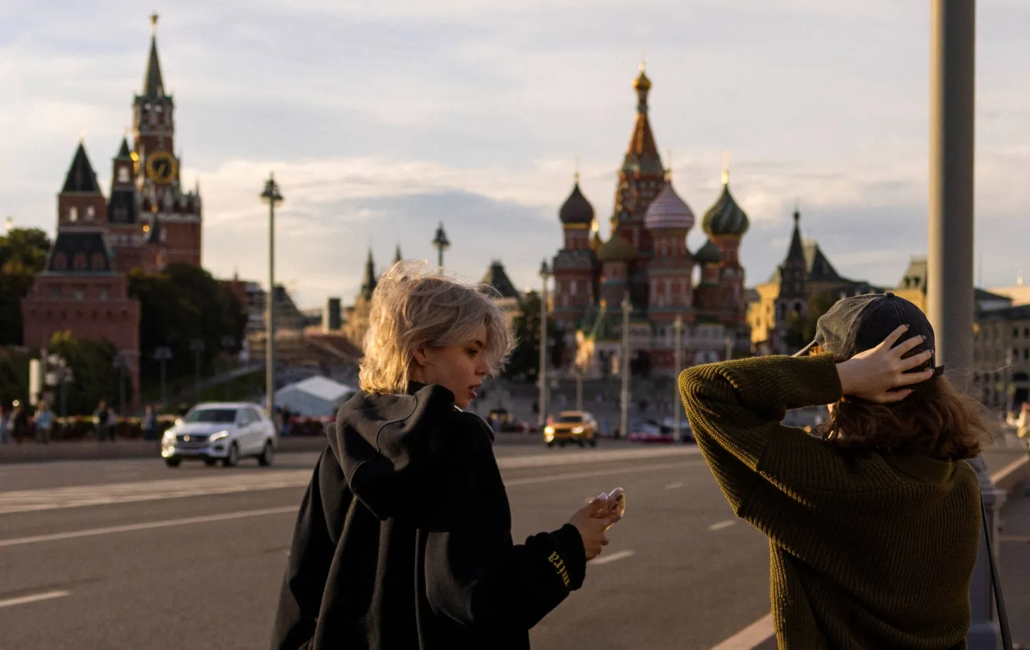سيدتان تسيران بالقرب من الكرملين (رويترز)