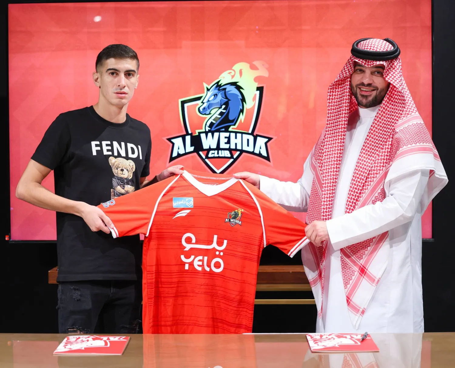 المغربي محمد المكعازي لحظة توقيعه عقد الانتقال للوحدة (نادي الوحدة)