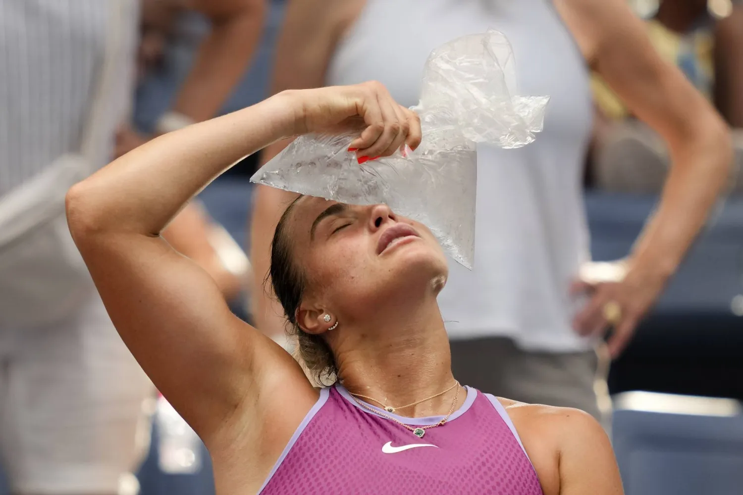 سابالينكا تبرد نفسها بكيس من الثلج خلال فترة الاستراحة (أ.ب)