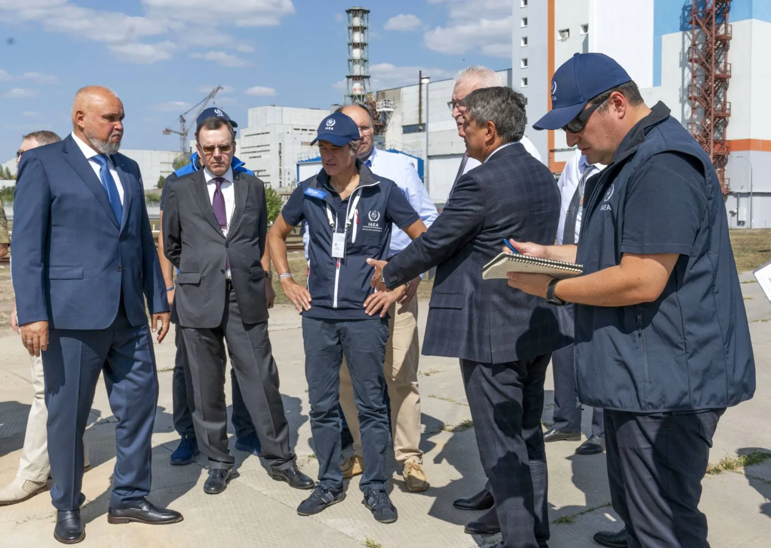 مدير الوكالة الدولية للطاقة الذرية رافائيل غروسي (وسط) يتفقد محطة كورسك النووية (أ.ب)