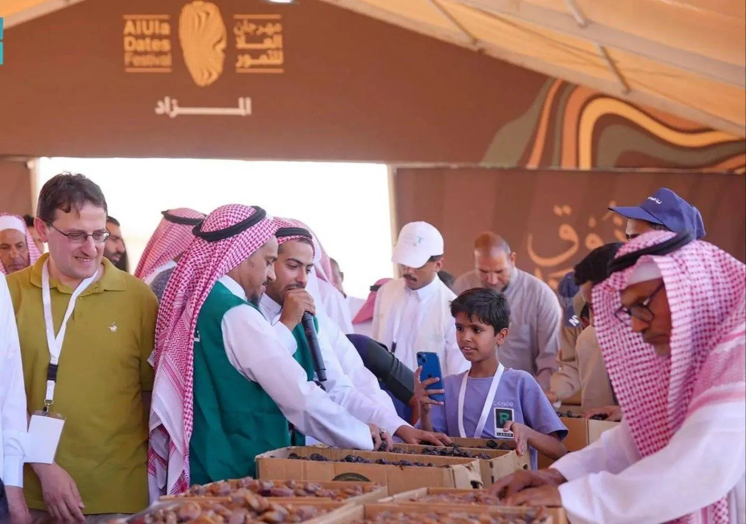 Vendors and buyers are seen at the AlUla Dates Festival. SPA file photo
