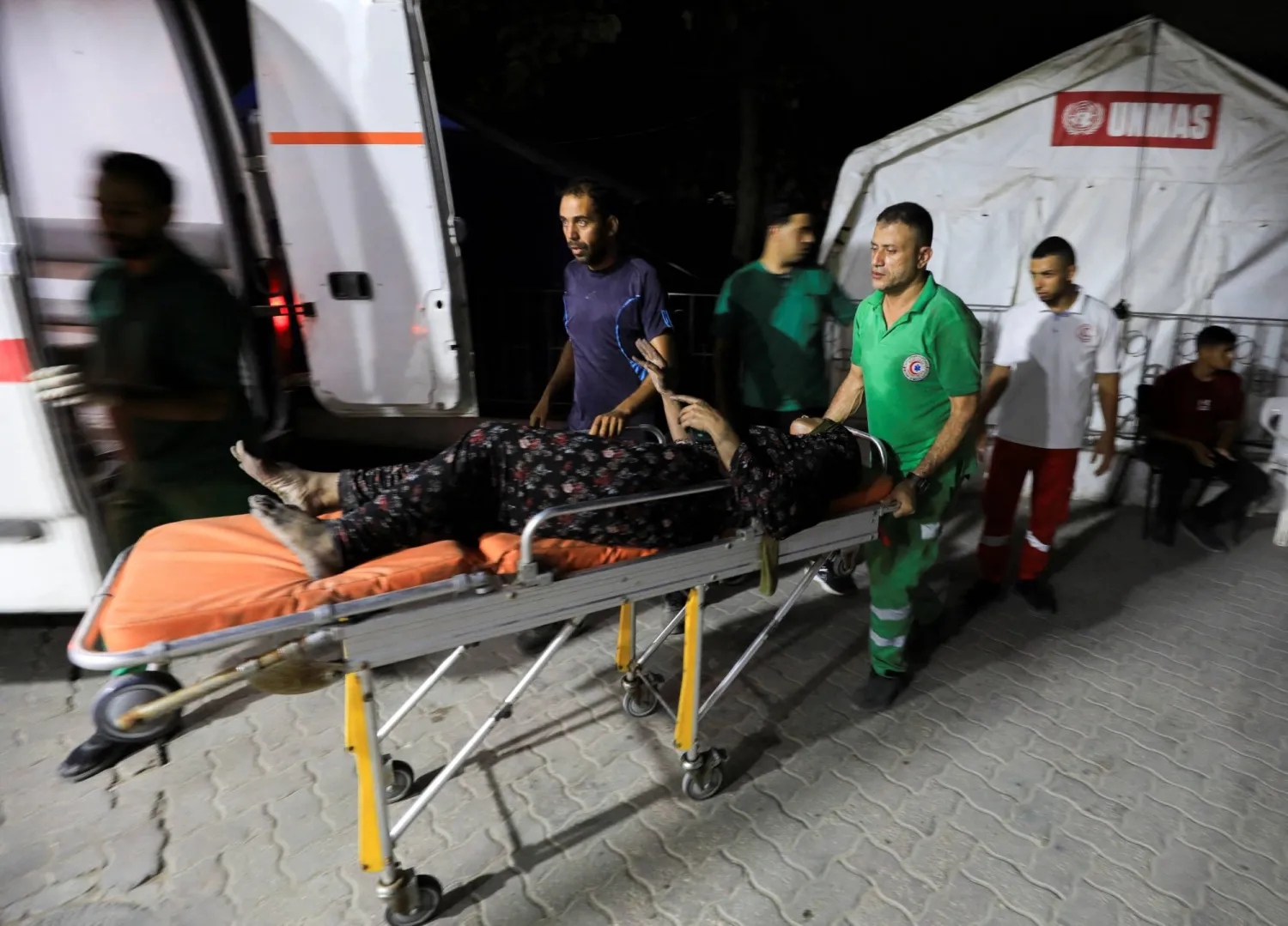 فلسطينية أُصيبت في غارة إسرائيلية تتلقى الرعاية الطبية في مستشفى بقطاع غزة (رويترز)