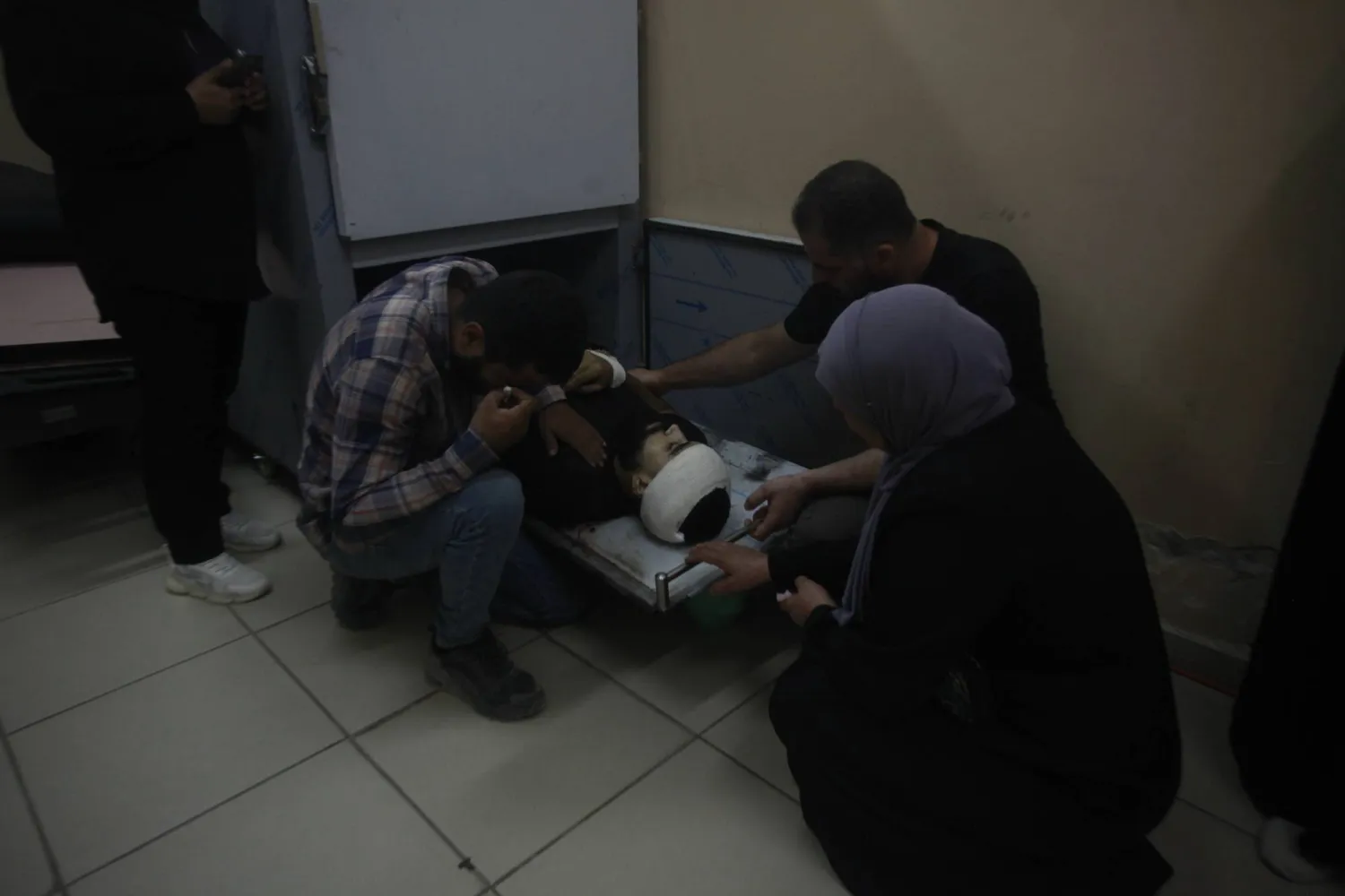 أقارب يتجمعون حول جثة فلسطيني قتله الجيش الإسرائيلي خلال مداهمة قرب مدينة جنين (د.ب.أ)